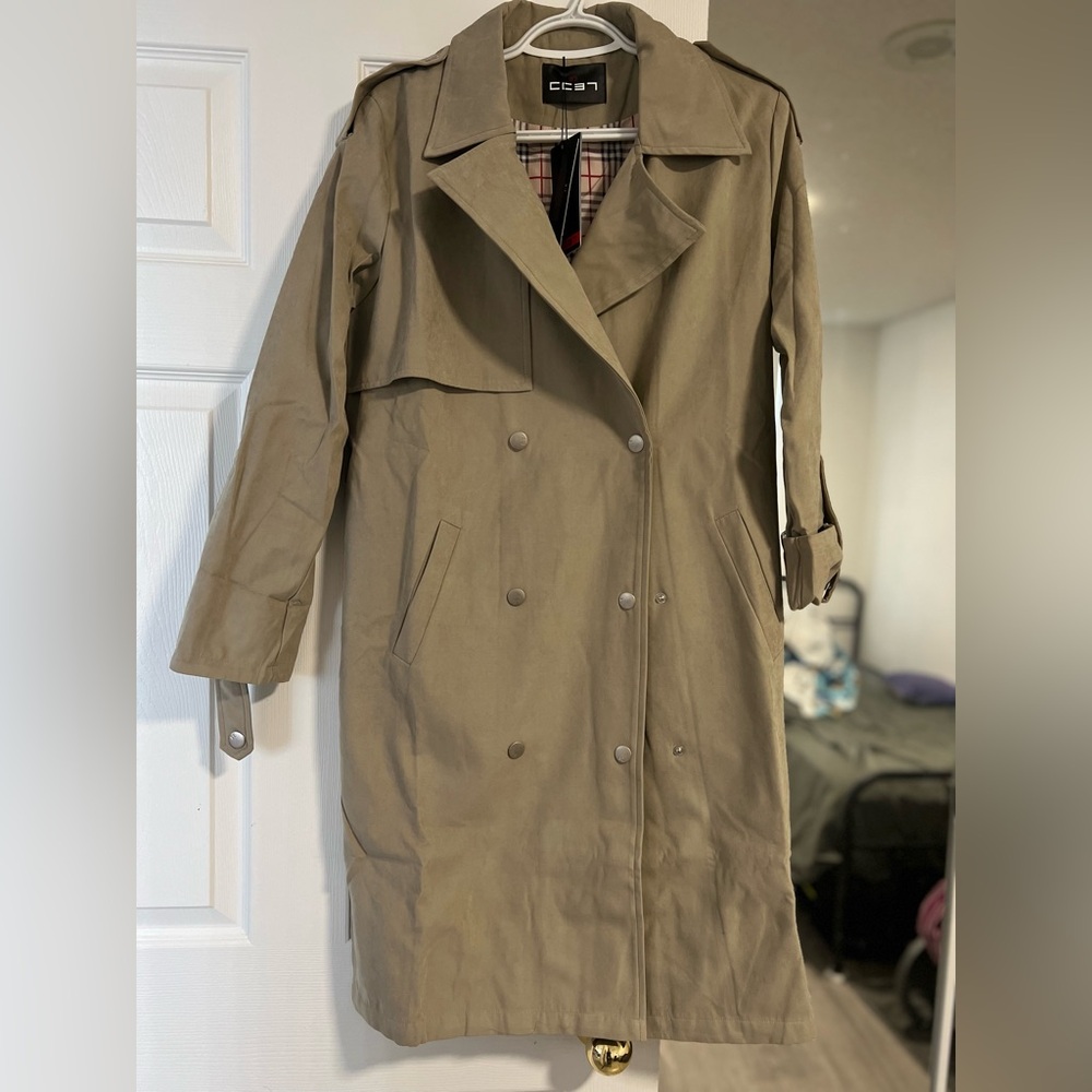 🧥 Thick material trench - great quality - size F which is a Medium to Large